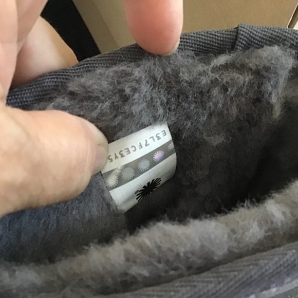 FINAL MARKDOWN! NIB ! UGG CLASSIC SHORT - Picture 3 of 7